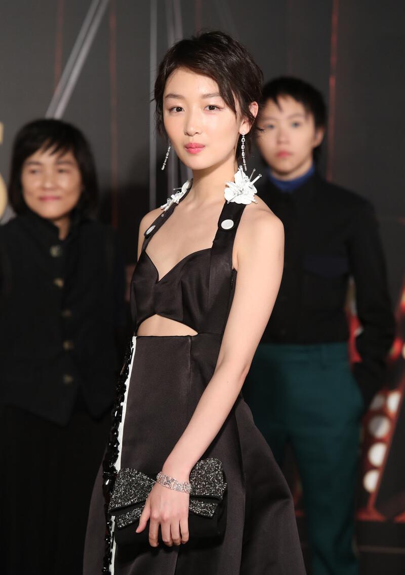 穿衣搭配|周冬雨气场可真强，穿挂脖裙腰间镂空，瘦成一道闪电太惊艳