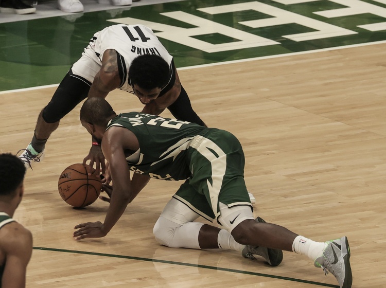 篮网队|三分8中1,2助5失误!字母哥对不起,雄鹿赢球你却露馅了