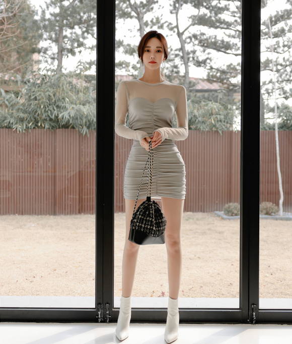 心壹穿搭|女神孙允珠高清时尚搭配:梦帘雅灰轩墨花领古典包臀裙