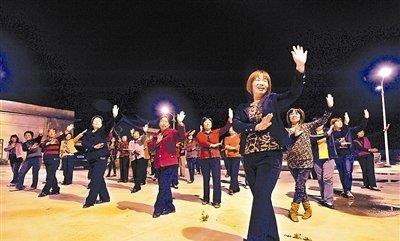 核桃树叶|谁说中国大妈们只会跳广场舞,那是你没见过她们包里随时备有口罩