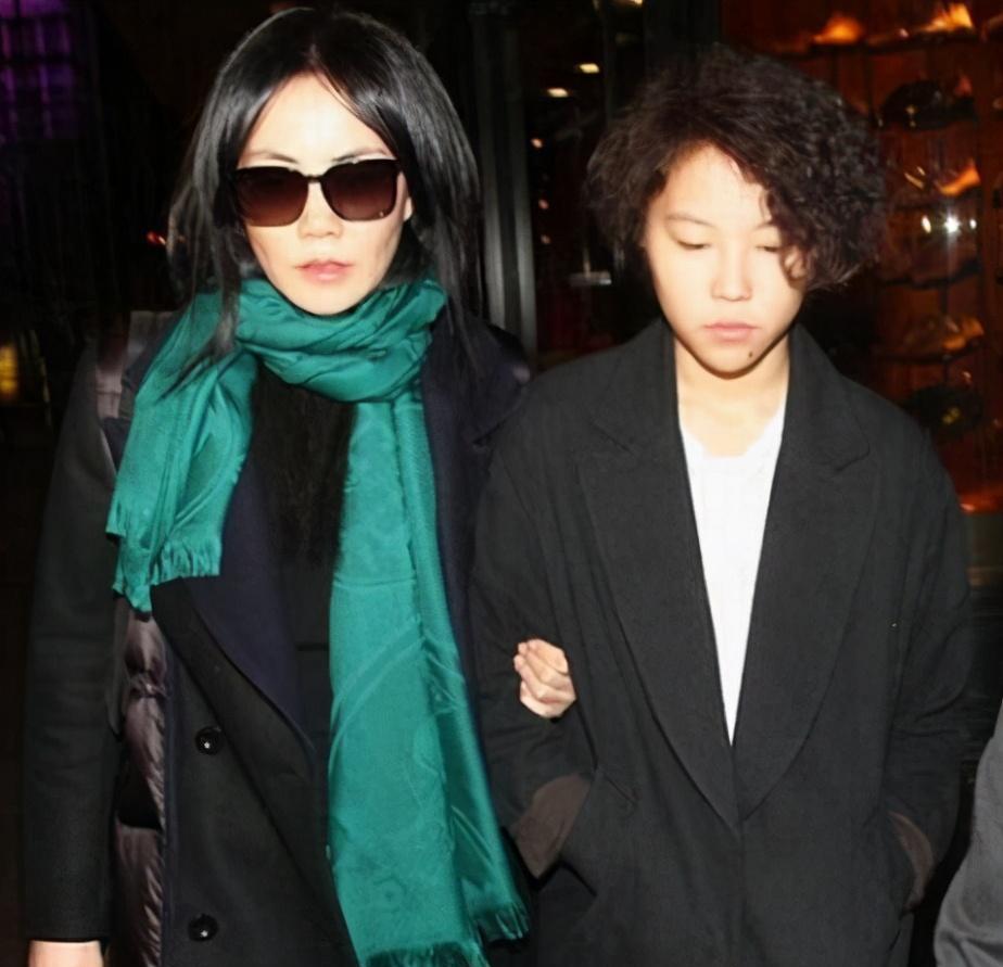 |窦靖童深夜发文配哭泣照，她只顾和谢霆锋恋爱，王菲当妈合格吗？