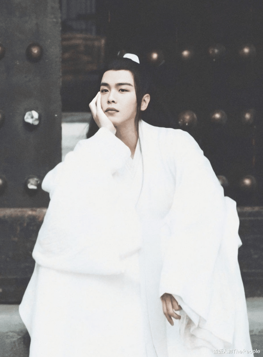 央视|央视镜头又成“卸妆水”？张若昀新剧黑了三个度，胡军皮肤像打蜡