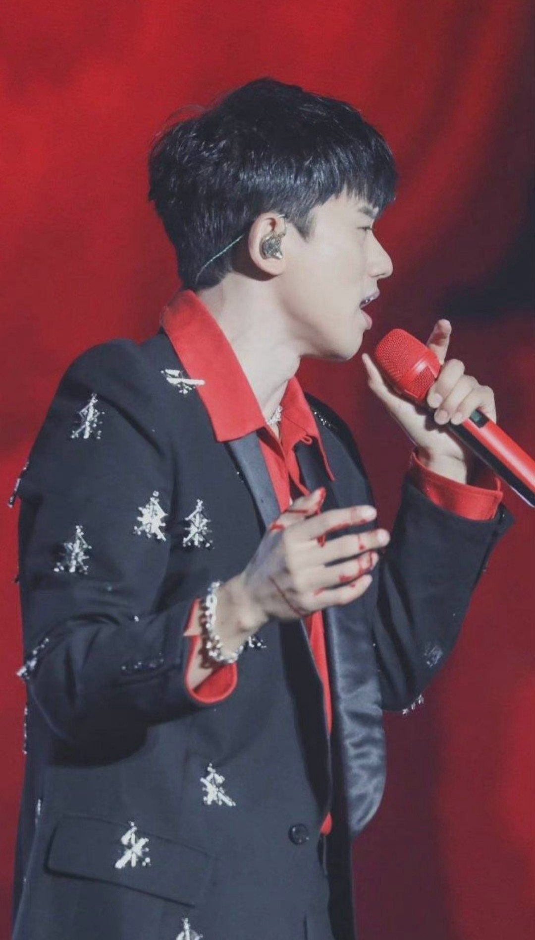 张杰|张杰演唱会首场见红，从升降台上摔下来，手部流血，歌迷现场照还原意外现场