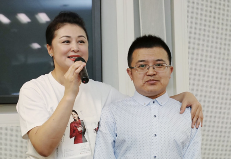 于月仙|爱妻人设崩塌？于月仙告别仪式当日，老公张学松点赞美女视频