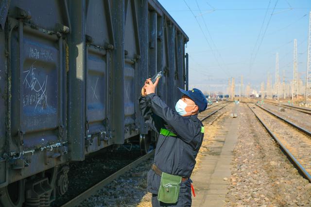 北京日报客户端 新春走基层｜铁路货检员老何：每天一个“半马”，一个半月磨破一双鞋