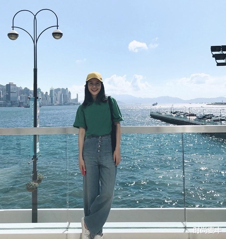 时尚麦丰|高圆圆出席某活动，一身白色斜肩礼服简约时尚，气质优雅
