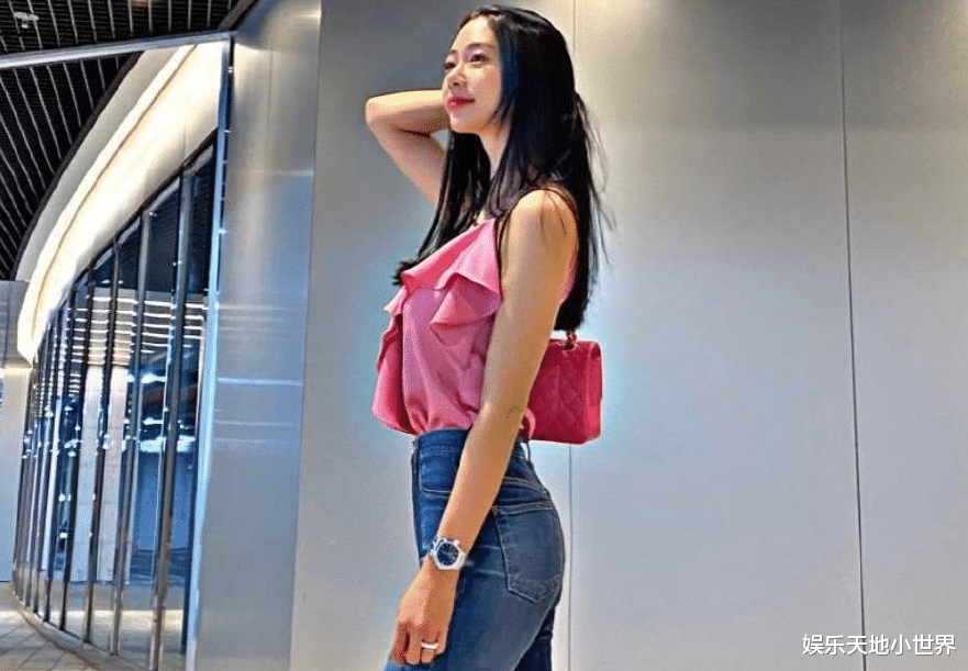 当红女星|克拉拉晒健身照，穿上“无痕紧身裤”漫画腿抢镜，确定没开特效