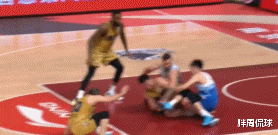 违反体育道德犯规|严惩万圣伟!黑肘偷袭CBA外援吃违体,8倍慢镜还原脏动作