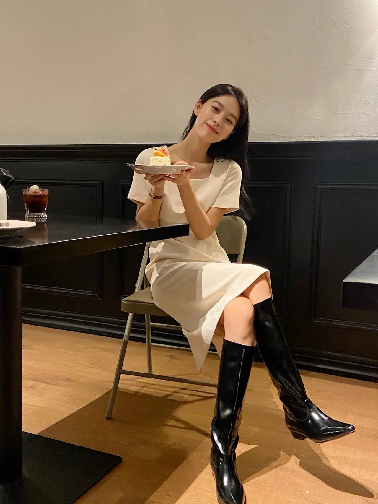 27君|长皮靴配连衣裙，很潮，但是也很热吧！