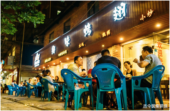 医生|吃一口相当于10斤塑料袋，消化科医生：经常吃，铁打的胃也扛不住！