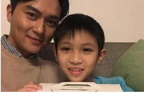 张智霖|老师怀疑学生家庭有问题，要求去家访，见后发现全家都是当红明星