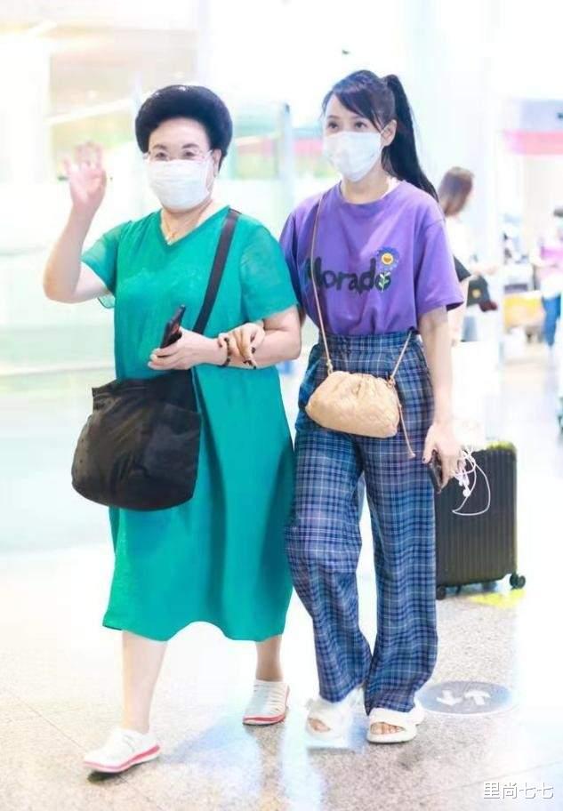 伊能静 伊能静挽手婆婆走机场，斜扎马尾嫩得像是她女儿，少女仪态感绝了