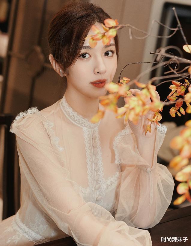 时尚辣妹子|得益胡歌上热搜，王晓晨重获热度，32岁人美身材好太绝了