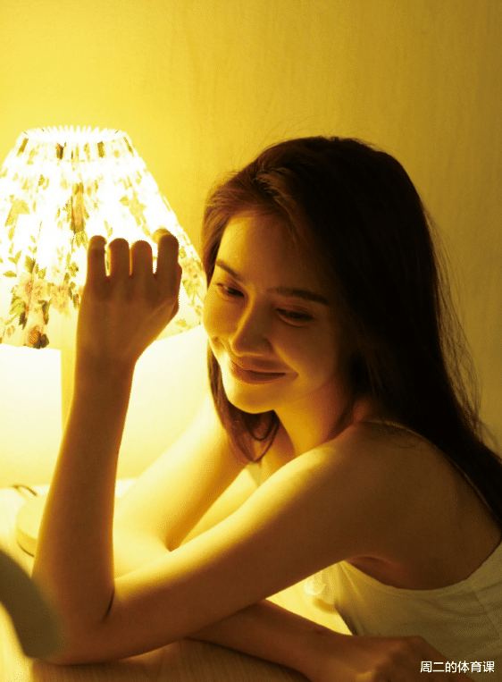 美娜|NBA主播因掀球衣而走红！儿童节大秀身材，球迷：“睡衣照”太撩人