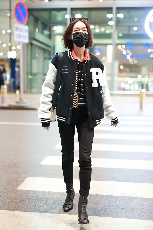 红珊瑚me 深秋穿棒球夹克很好看，利落时尚很有朝气