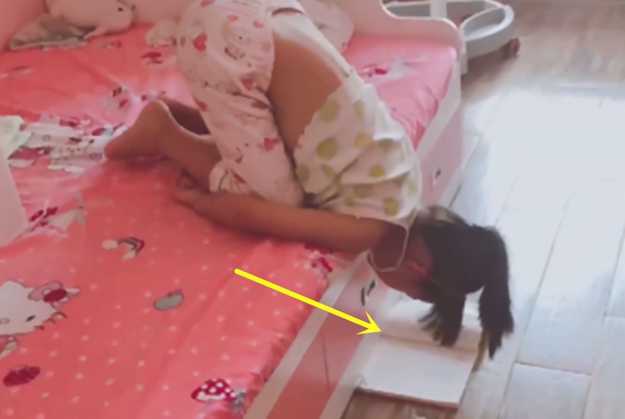 糖果的妈妈|女孩用“高难度姿势”看书，网友看着别扭，却很想拥有这样的孩子