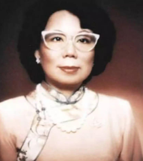 李嘉欣|1989年，李嘉诚带18岁港姐李嘉欣回家，3小时后，原配在家中过世