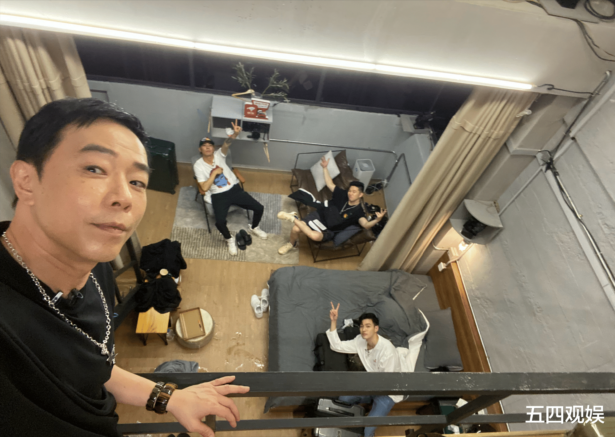 黄贯中|既文艺又摇滚！黄贯中发文告别“披荆斩棘”：离家152天，写下了6万字的日记