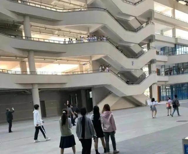 依科育儿吧|广东一大学生做实验，将化学试剂倒在2女生头上，镜片随即融化