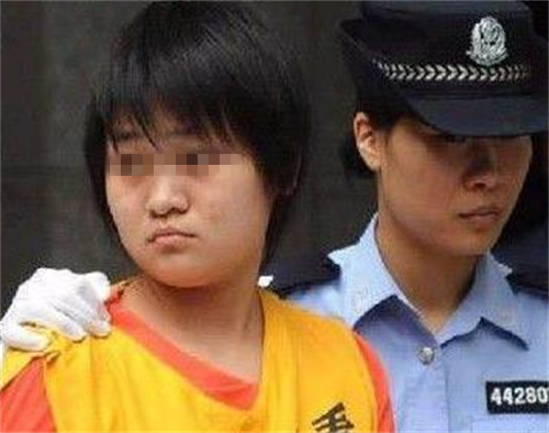 河南18岁女孩杀父弑母,肢解碎尸放滚水中烹煮,法庭上多人求情