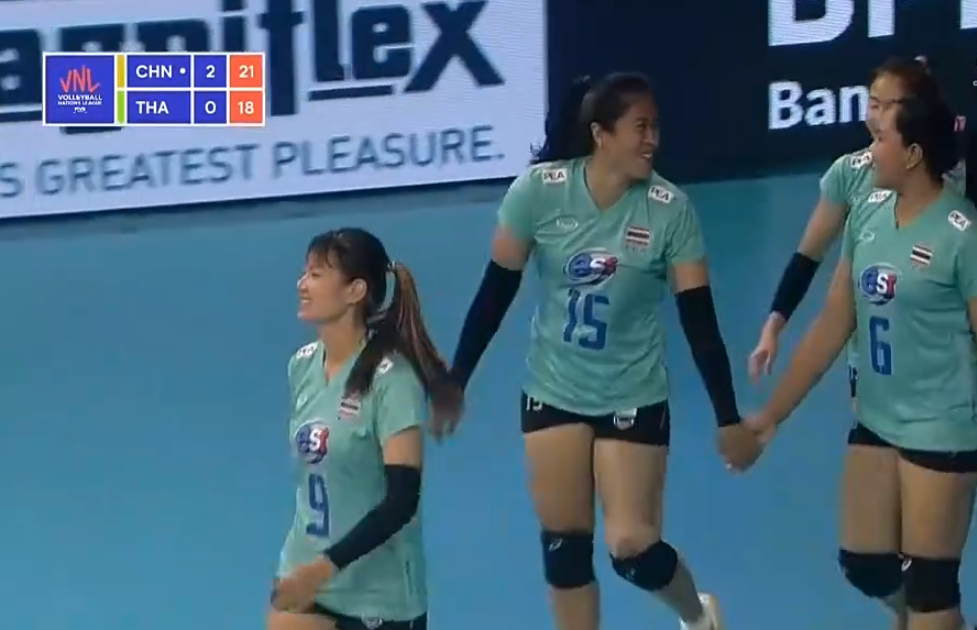 郎平|被中國女排橫掃仍笑開花，泰國弟子找郎平合影，張常寧帶隊坐地上