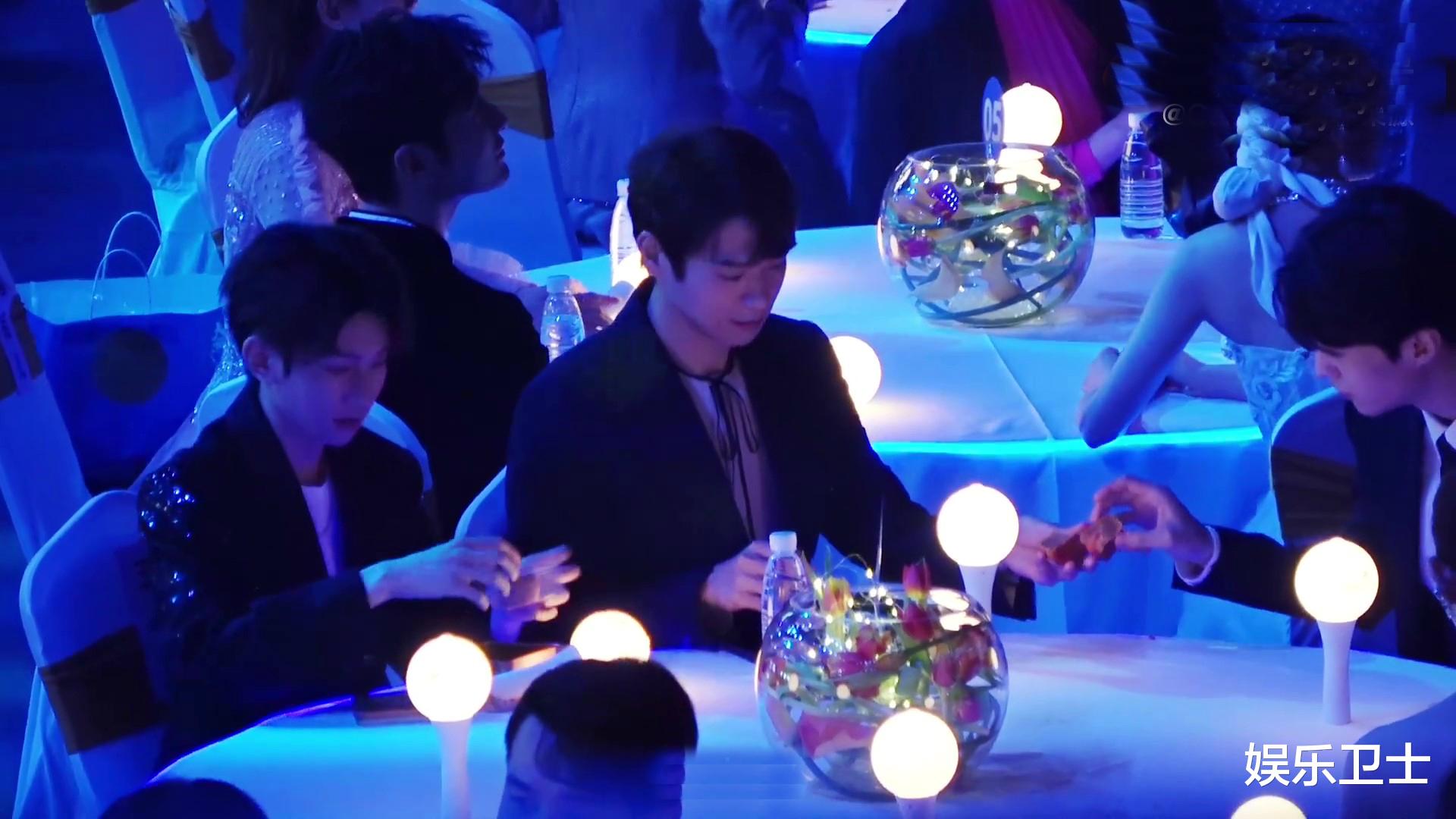 王源|中秋晚会王源台下分月饼，给了范丞丞和林允，却忘记分给关晓彤表情愣住