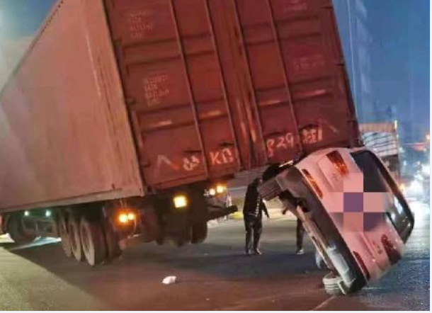 一场车祸捧红一家车企,奥迪扛起货车,路人看出一身冷汗
