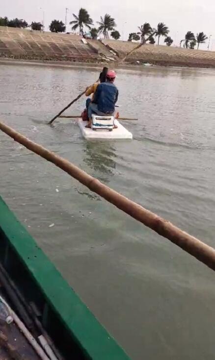 鲫鱼|第一次出海钓鱼，体验划泡沫板登船，开船当舵手，海上野炊