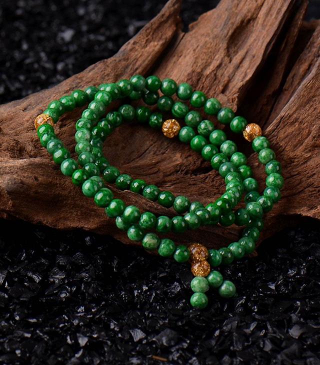 翡翠|藓加绿翡翠和干青种翡翠，哪个价值更高？