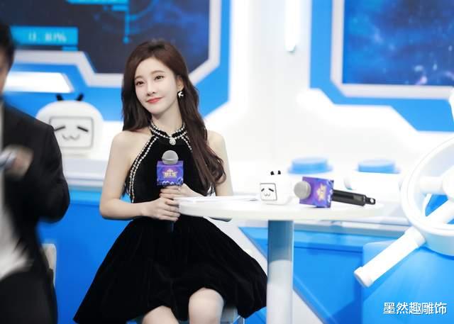 崔真实|BLS年度盛典，冯提莫当蓝毯主持人，穿黑色无袖短裙可爱又性感！