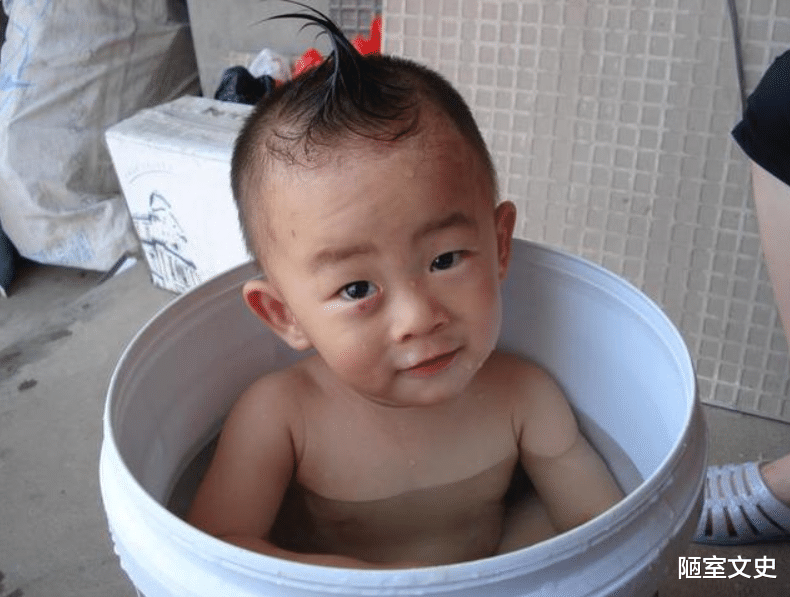 裸跑弟|“裸跑弟”出生被判脑瘫，鹰式教育下，5岁开飞机，11岁大学毕业