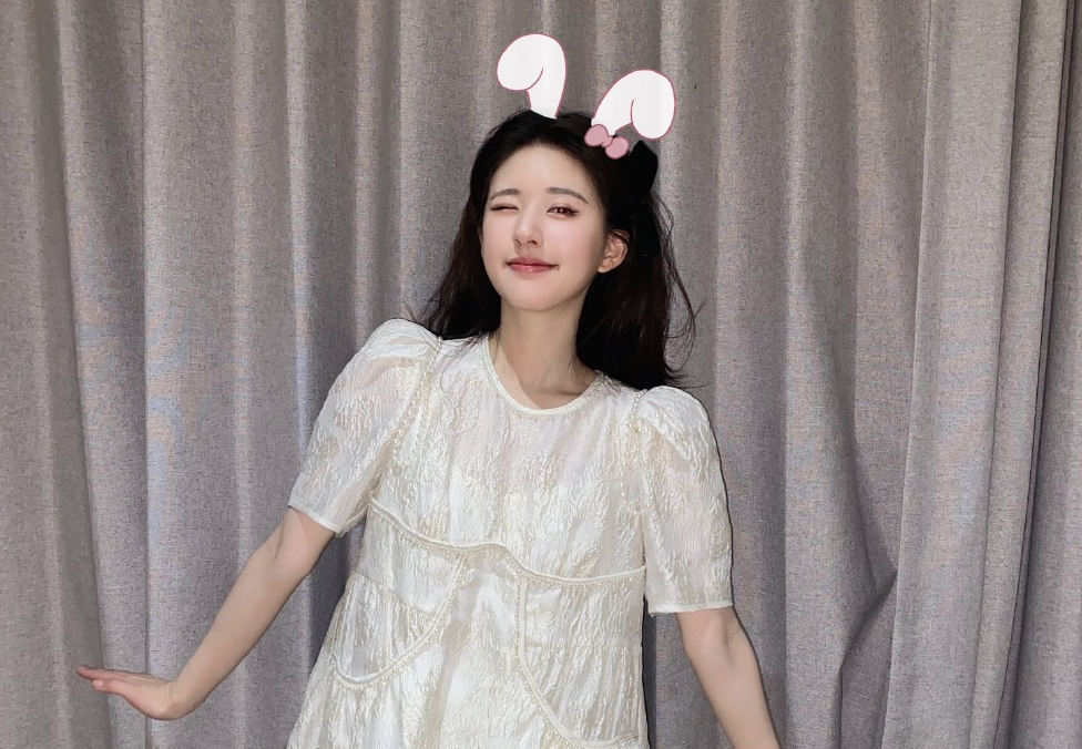 赵露思|“吻戏专业户”赵露思，连拍吻戏5小时，男主直接送去医院吸氧？