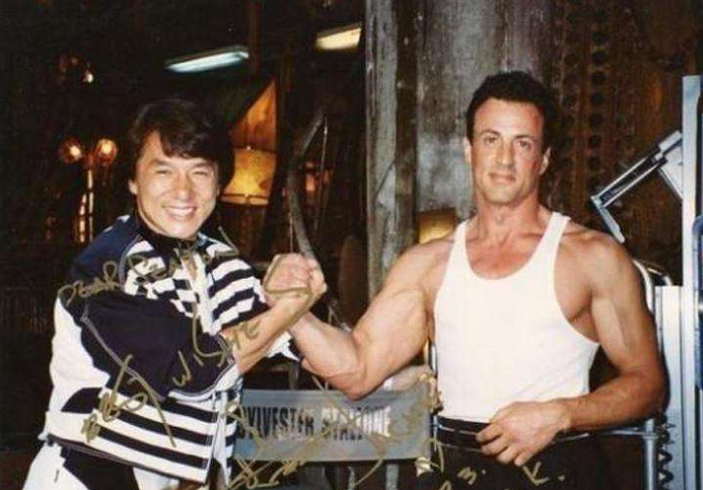 成龙|成龙在国内没人敢惹，在国际地位怎样？看到杰森斯坦森态度你就懂了