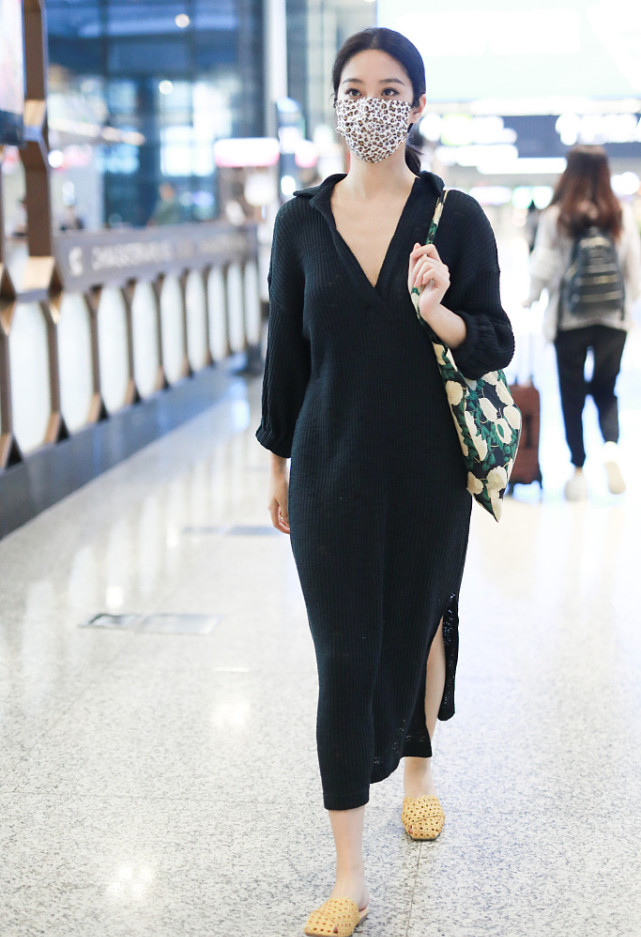 BiuFashion|杨采钰温柔阔太装让人过目不忘,简单却优雅,成熟韵味很浓