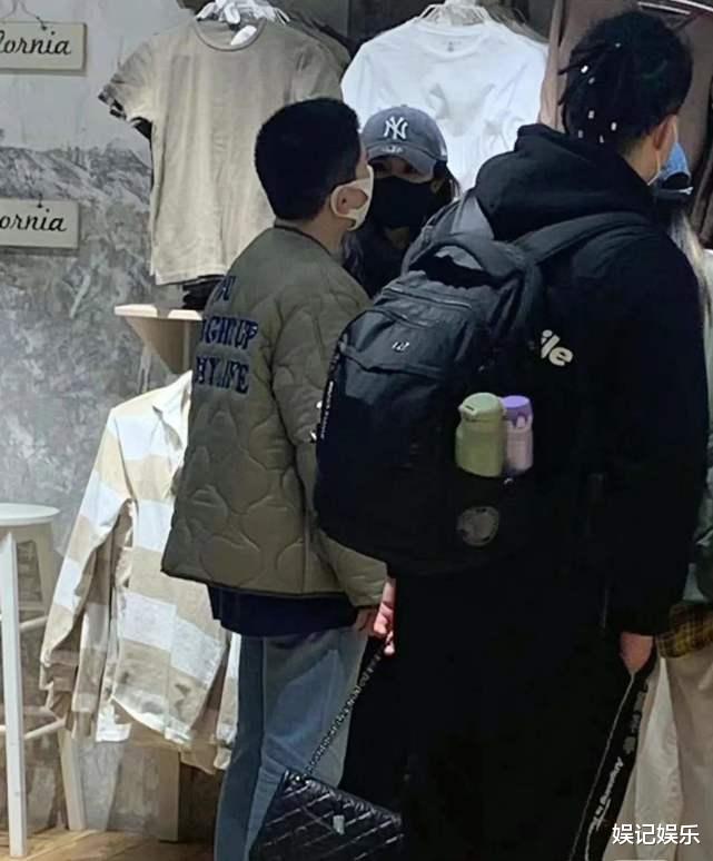 杨幂|偶遇杨幂跟男生逛街,一起挑选衣服有商有量,大幂幂造型超酷