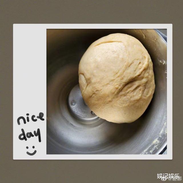 谢娜|出月子了？谢娜宣布喜讯后，在家做面包跟邻居分享，心情超好