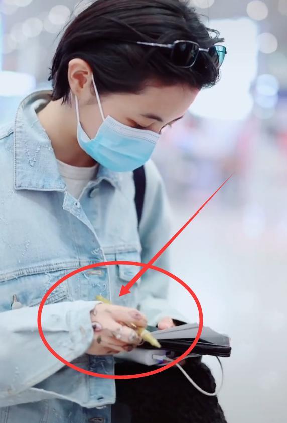 张子枫|张子枫机场给粉丝签名，手上纹身成亮点，看清图案：你才19啊