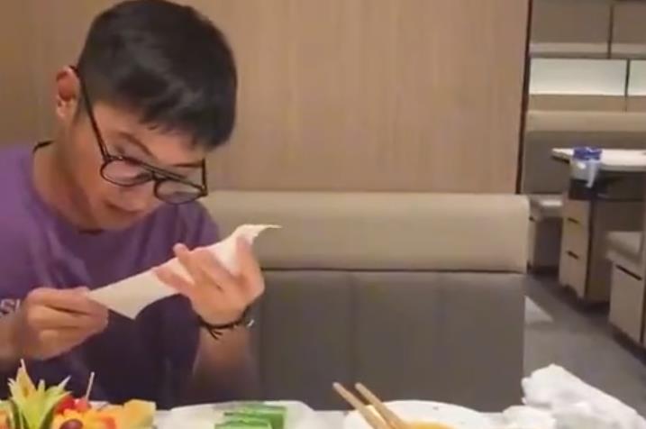 上海一男子结账时称自己已结婚,服务员恍然大悟,网友:过来人!