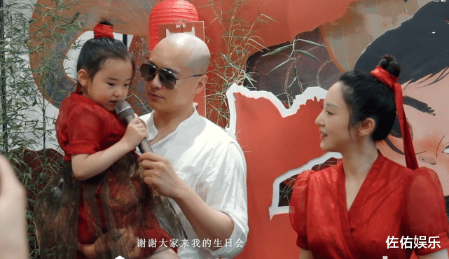 董璇|董璇晒照甜美温柔似少女，自侃是移动暖炉，超高发际线引担忧