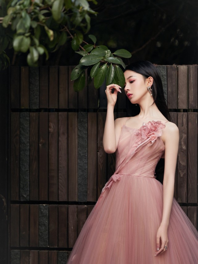 时尚穿搭潮我看|1米68陈瑶是小萝莉吧！白T恤配“围裙”尽显少女风，太甜了