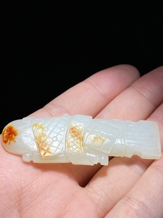 和田玉籽料|清 和田玉籽料 白玉留皮 琴棋书画 玉珮