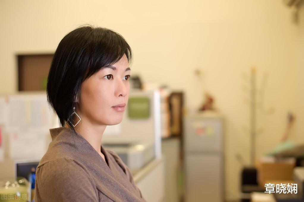 章晓娴|丈夫出差，我去闺蜜家约她唱歌，进门看到那一幕，我决定离婚