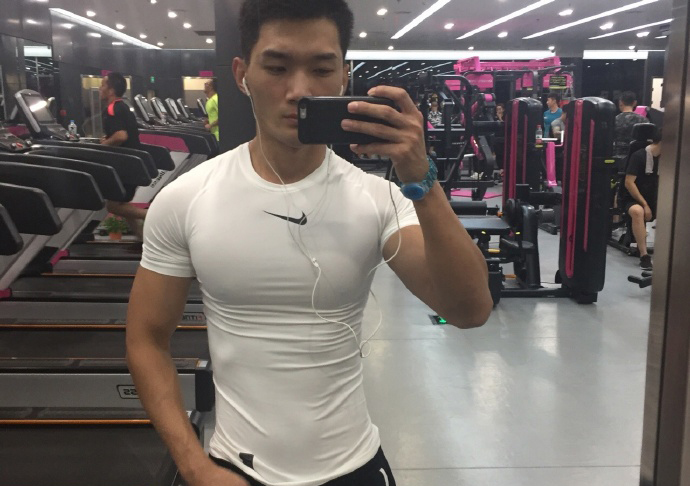 健身圈一哥|撸铁塑造出霸气胸肌，深蹲打造出完美翘臀，这位健身模特棒棒哒！