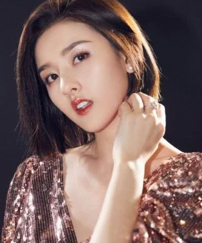 李佳琦|被称为“国宝级”精华液，却因低价被忽视，李佳琦：我妈用5年了