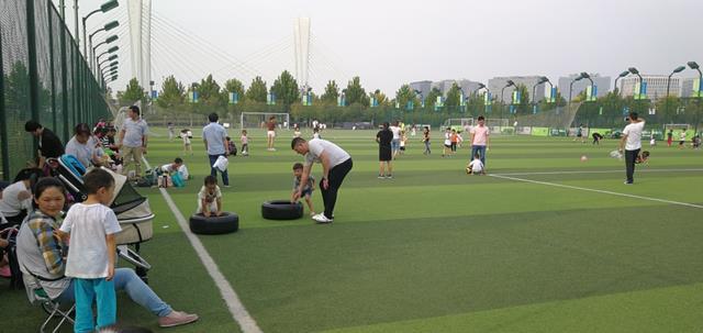 吴洪娜聊说育儿|五岁男童被拐走,30年后回到原生家庭,童年的缺失谁来补偿?