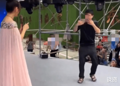 青春有你第三季|49岁杨钰莹商演,生图发福与荧幕上反差大,工地演出简陋显落魄