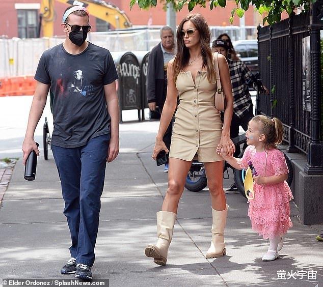 鞠婧祎|超模伊莲娜挽前任手臂散步，没带4岁女儿，男星合不拢嘴似复合了