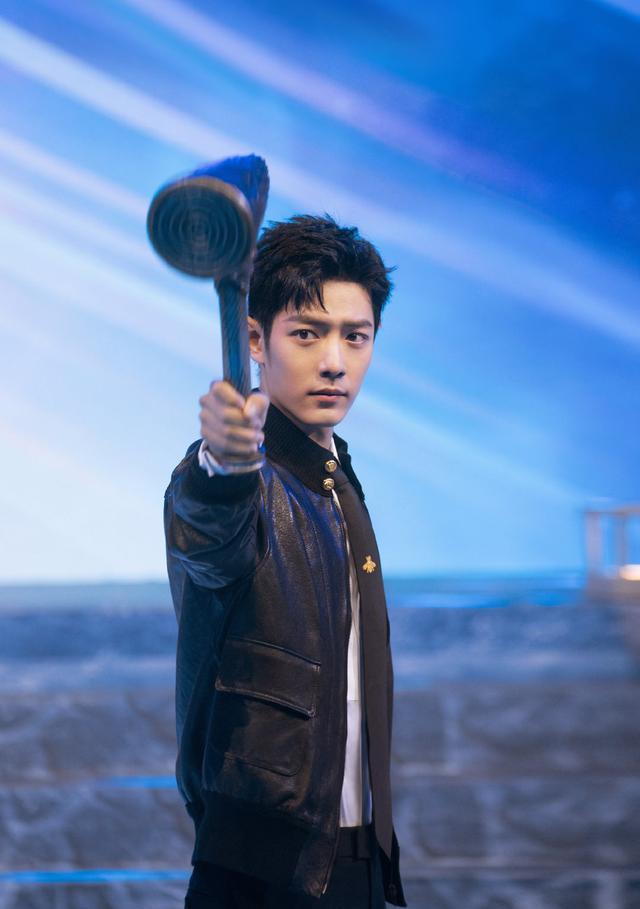 肖战|工作室放肖战12张写真，3年来多次合作，多个博文被置顶入精选