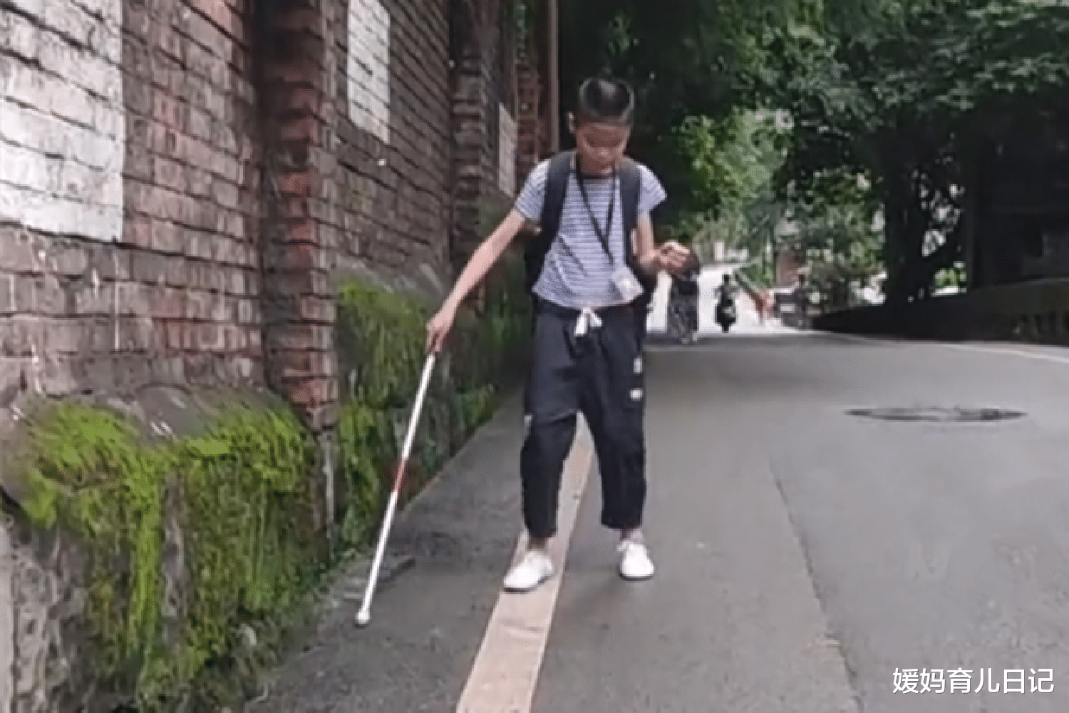 媛妈育儿日记|四川盲童独立上学，妈妈只能悄悄跟随保护，盲道建设仍任重道远