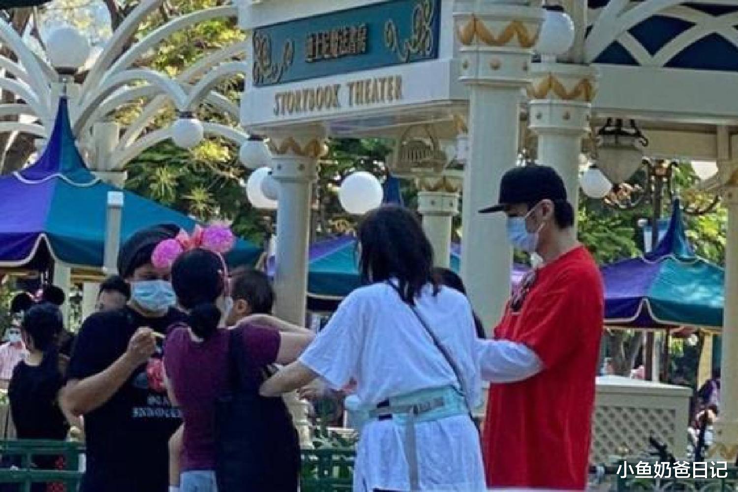 古巨基|古巨基携妻儿出游，带上三个保姆照看宝宝，老来得子要注意尺度